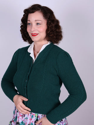 Sød og feminin kabelstrikket 1940’er cardigan – Merino – Smaragdgrøn  – Astrid