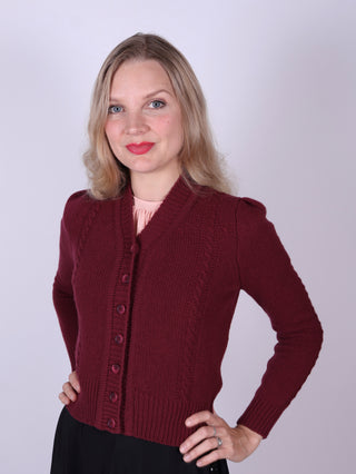 Sød og feminin kabelstrikket 1940’er cardigan – Merino – Bordeaux  – Astrid