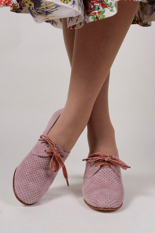 1940'er pumps i ruskind med snøre og hulmønster - Powder Rose - Esther
