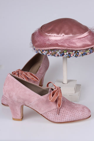 1940'er pumps i ruskind med snøre og hulmønster - Powder Rose - Esther