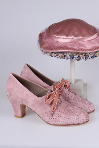 1940'er pumps i ruskind med snøre og hulmønster - Powder Rose - Esther