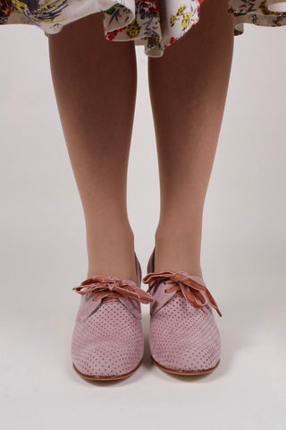 1940'er pumps i ruskind med snøre og hulmønster - Powder Rose - Esther