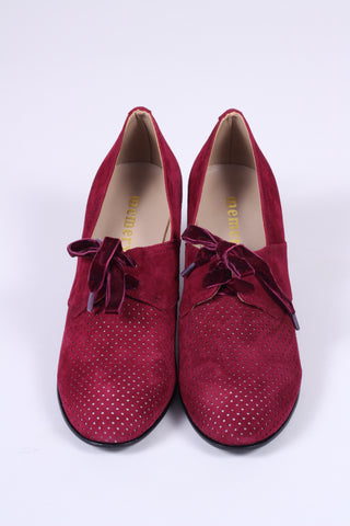 1940'er pumps i ruskind med snøre og hulmønster - Bordeaux - Esther